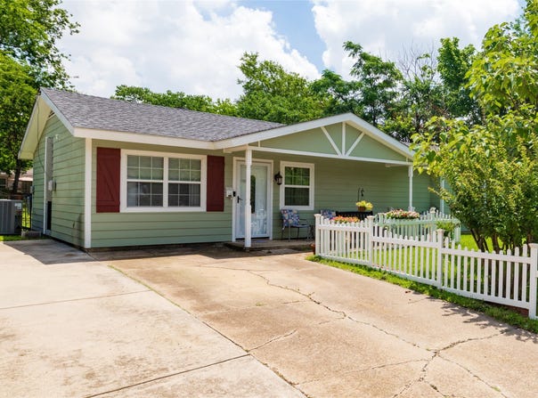812 Denton Drive, Euless, TX 76039