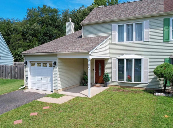 26 Dickenson Dr, Sicklerville, NJ 08081-2401