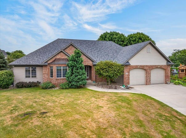 100 Stonehaven Circle, Beaver Dam, WI 53916