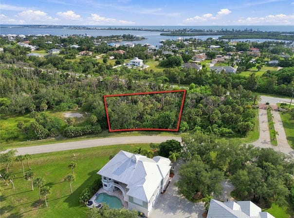 10121 CREEKSIDE Drive, PLACIDA, FL 33946