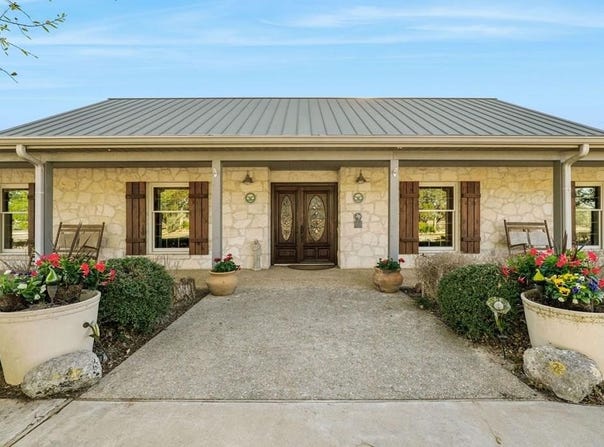 521 Bluff Creek Rd, Center Point, TX 78010