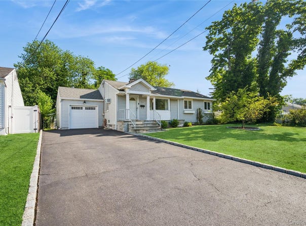 305 Glynn Street, North Babylon, NY 11703