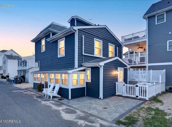 69 Spray Way, Lavallette, NJ 08735