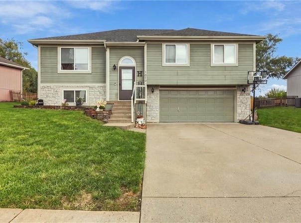 1010 E 16th Street, Kearney, MO 64060