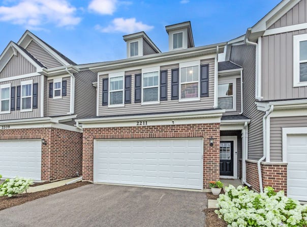 2211 Horseshoe Circle, Naperville, IL 60564