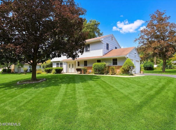 105 Augusta Drive, Lincroft, NJ 07738