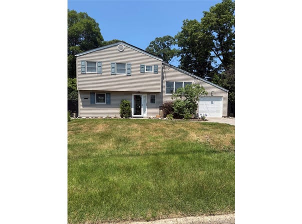 19 Estates Lane, Shoreham, NY 11786