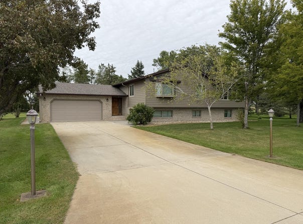 925 Parkside Dr SW, Huron, SD 57350