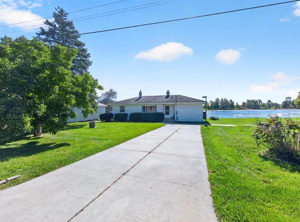 555 Norvell Beach Drive, Brooklyn, MI 49230