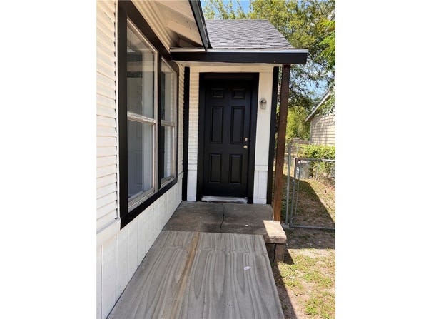 409-411 E 5th Street, Alice, TX 78332