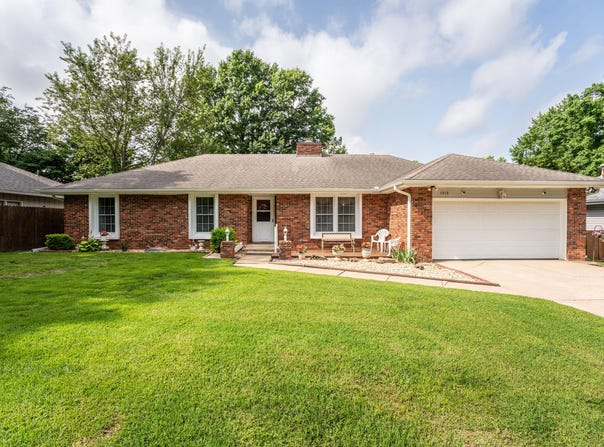 1512 E Walnut Lawn Street, Springfield, MO 65804