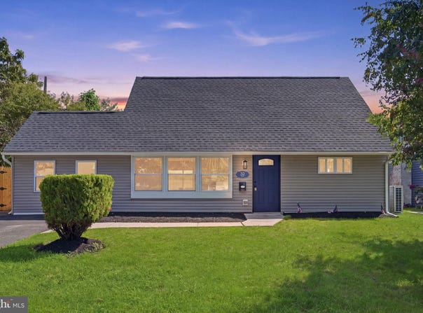 32 IRIS Road, LEVITTOWN, PA 19057