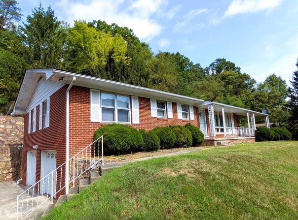 2802 Winterberry Ave, Covington, VA 24426