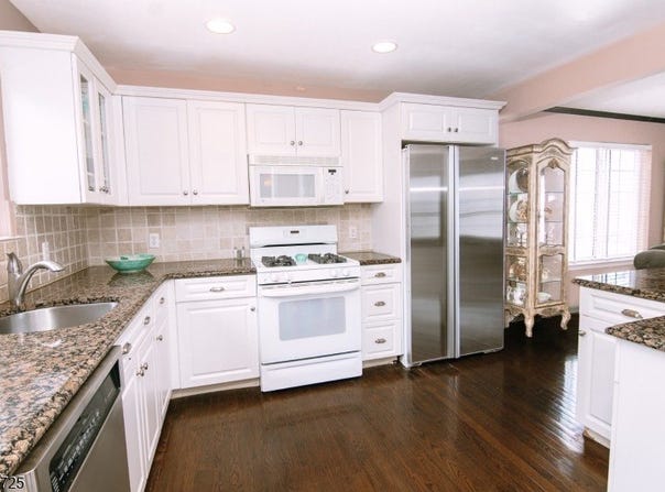 6 Whispering Way W, Berkeley Heights Twp., NJ 07922-1546