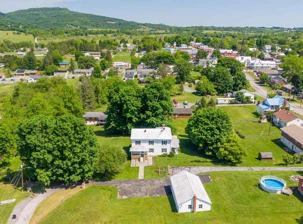 105 Main St, Union, WV 24983