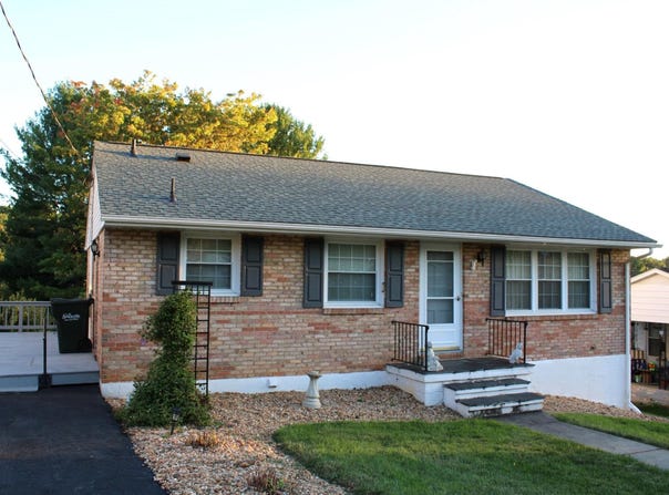 2208 DAVIS ST, STAUNTON, VA 24401