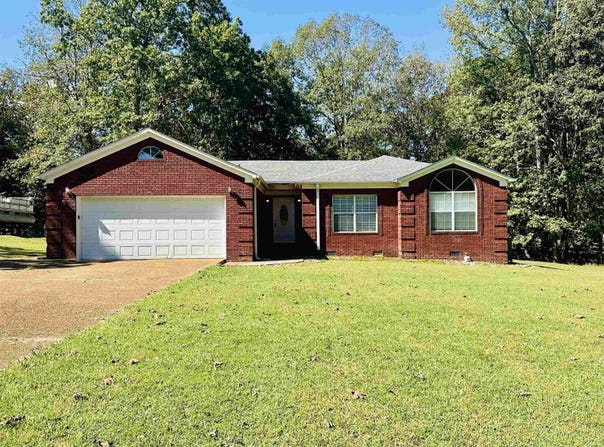 130 GLEN Dr, Selmer, TN 38375-2355