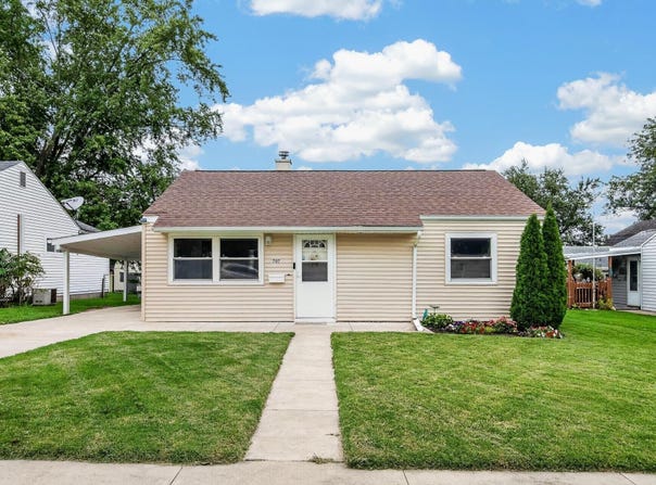 707 Randolph Street, Angola, IN 46703-1627