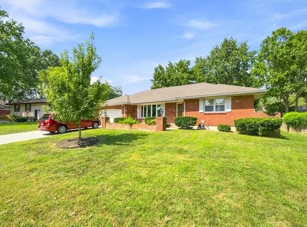 1009 SW SUNRISE Drive, Blue Springs, MO 64015
