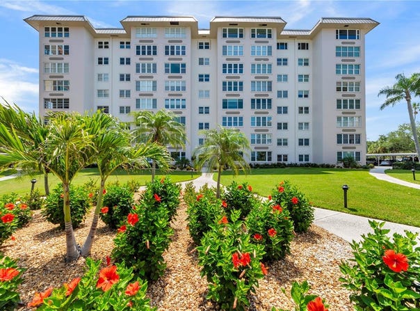 622 EDGEWATER Drive, DUNEDIN, FL 34698