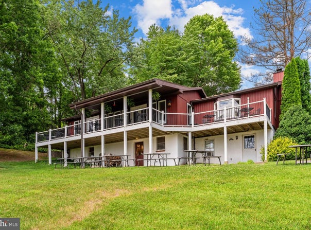 72 CHRISTMAS TREE Lane, WASHINGTON, VA 22747