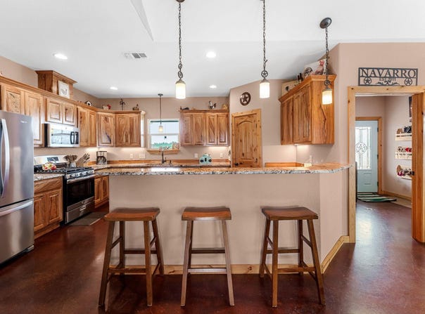 935 Highway 21 E, Paige, TX 78602