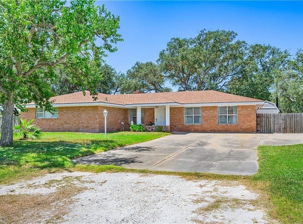 843 Pine Ave, Rockport, TX 78382