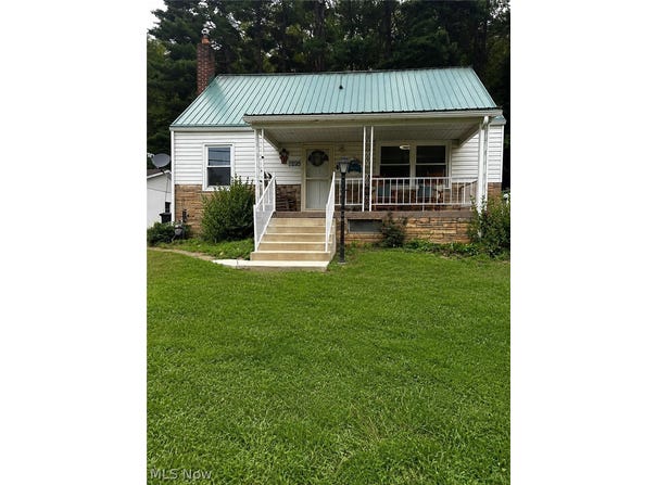 8295 BEAR Road SE, Amsterdam, OH 43903