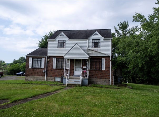 44 Forest Grove Rd, Coraopolis, PA 15108