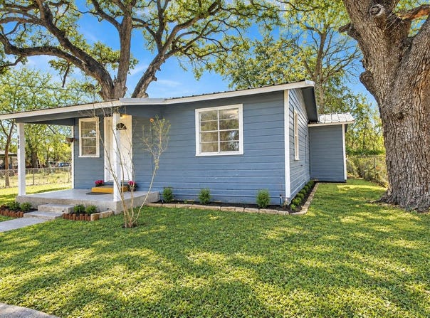 908 Tank St, Lockhart, TX 78644