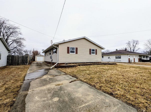 1267 E LOCUST Street, Canton, IL 61520