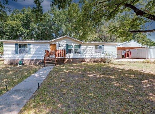 1010 E 1st, Winfield, KS 67156