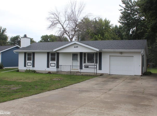 225 W Lyons Street, Garner, IA 50438