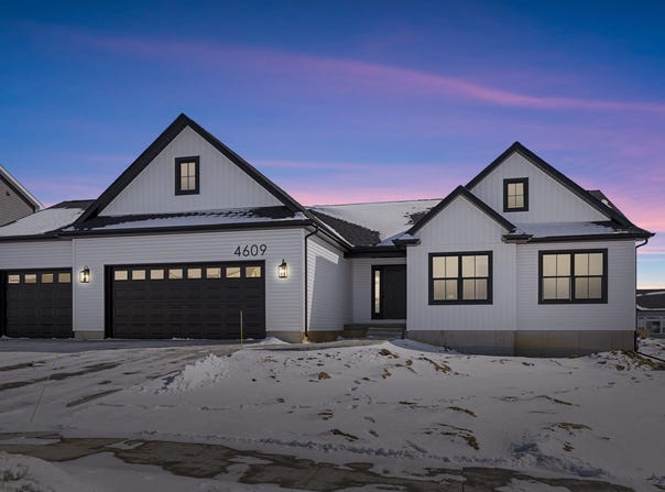1427 Sandstone Lane, Cedar Falls, IA 50613