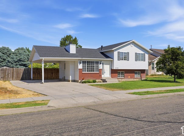 3799 FOXGLEN Dr, Roy, UT 84067