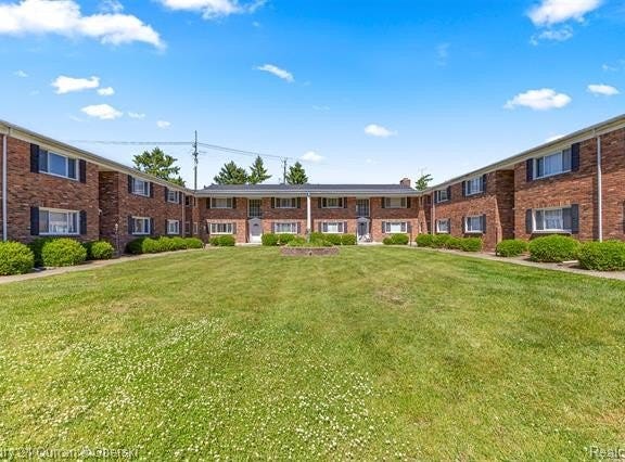31831 Grand River Avenue, Farmington, MI 48336