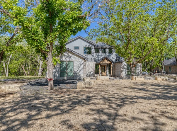 422 Red Wright Rd, Leakey, TX 78873