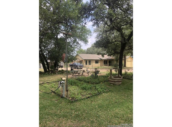 299 HIGHLAND RD, Poteet, TX 78065-4134
