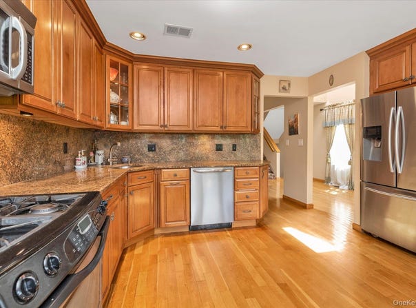 7 Eastern Drive, New Hyde Park, NY 11040
