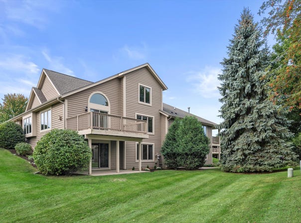 W240N2377 Range Line Ct, Pewaukee, WI 53072