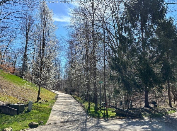 Acadia Lane, Charleston, WV 25311
