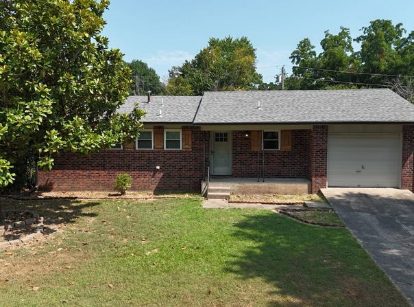 307 Dogwood Dr, Tahlequah, OK 74464
