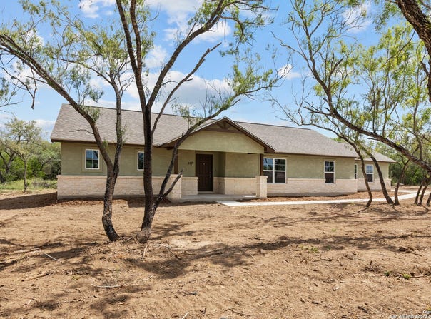 117 Sylas Hayes Loop, Pleasanton, TX 78064