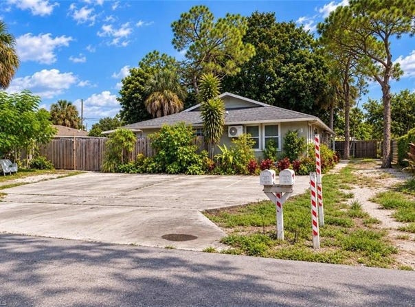 1738 41st St SW, NAPLES, FL 34116