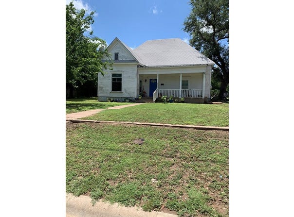 1104 S Pecan St, Brady, TX 76825