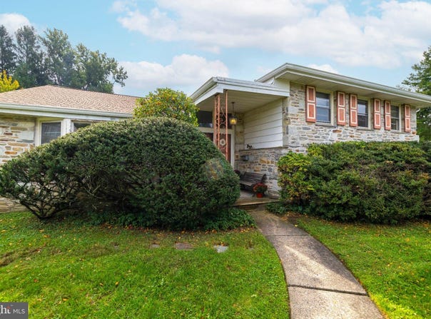 2004 LODGES Lane, ORELAND, PA 19075