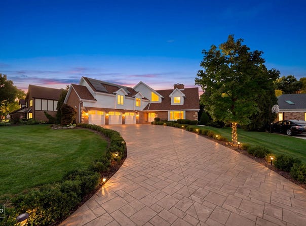 154 Saddle Brook Drive, Oak Brook, IL 60523