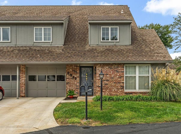 2911 SW Foxcroft 1 CT, Topeka, KS 66614