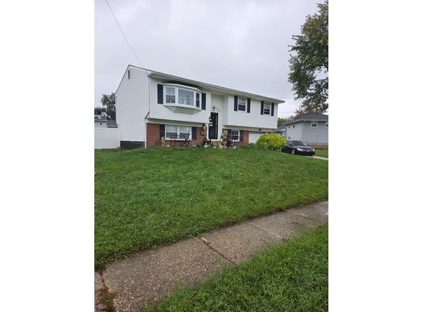 2 Walnut Dr, Burlington, NJ 08016