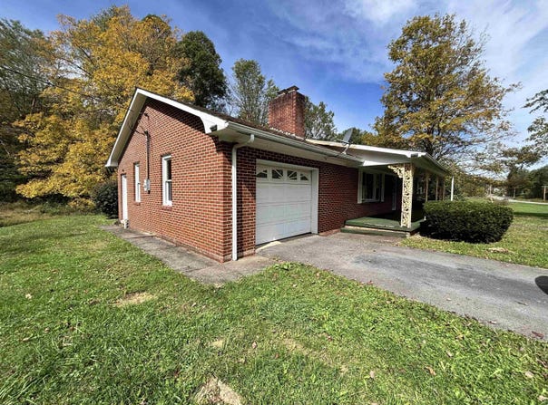 2031 Morgantown Pike, Belington, WV 26250
